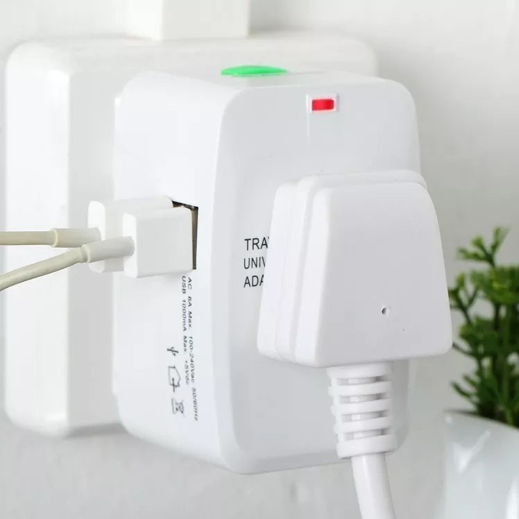 Conector Universal Viajero con 2 puertos USB.